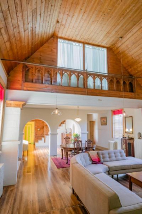Abbey on Main - Unique heritage listed property overlooking the Huon River, Franklin